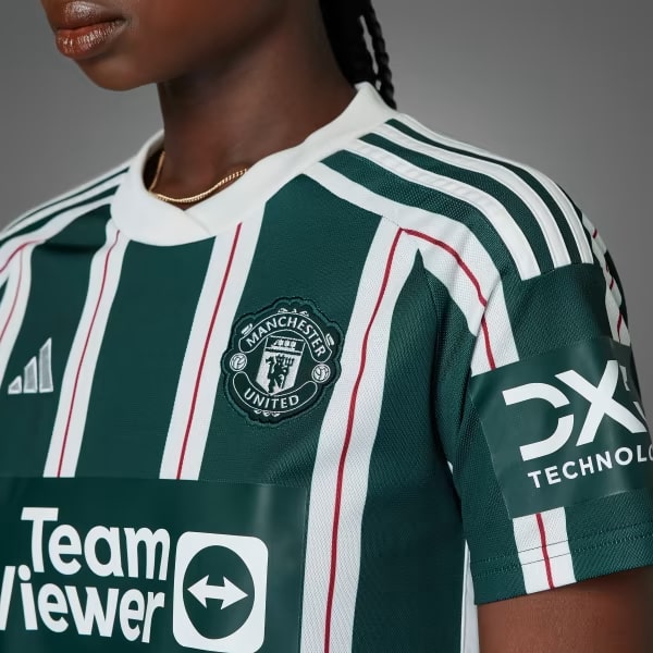 La camiseta exterior del Manchester United 2023/24, mostrando cómo el logo de Adidas, el escudo y el patrocinador están en la misma paleta de colores para dar un resultado armonioso e integrado.